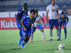Febri Hariyadi menjadi pahlawan Persib. Febri menjadi eksekutor penalti setelah pemain lawan, Fredyan Wahyu, melanggar Ezechiel.