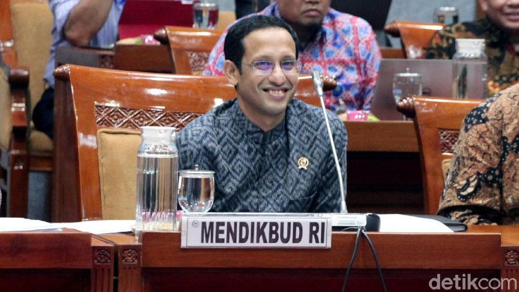 Ekspresi Mendikbud Nadiem Saat Dapat Pantun dari Ketua Komisi X