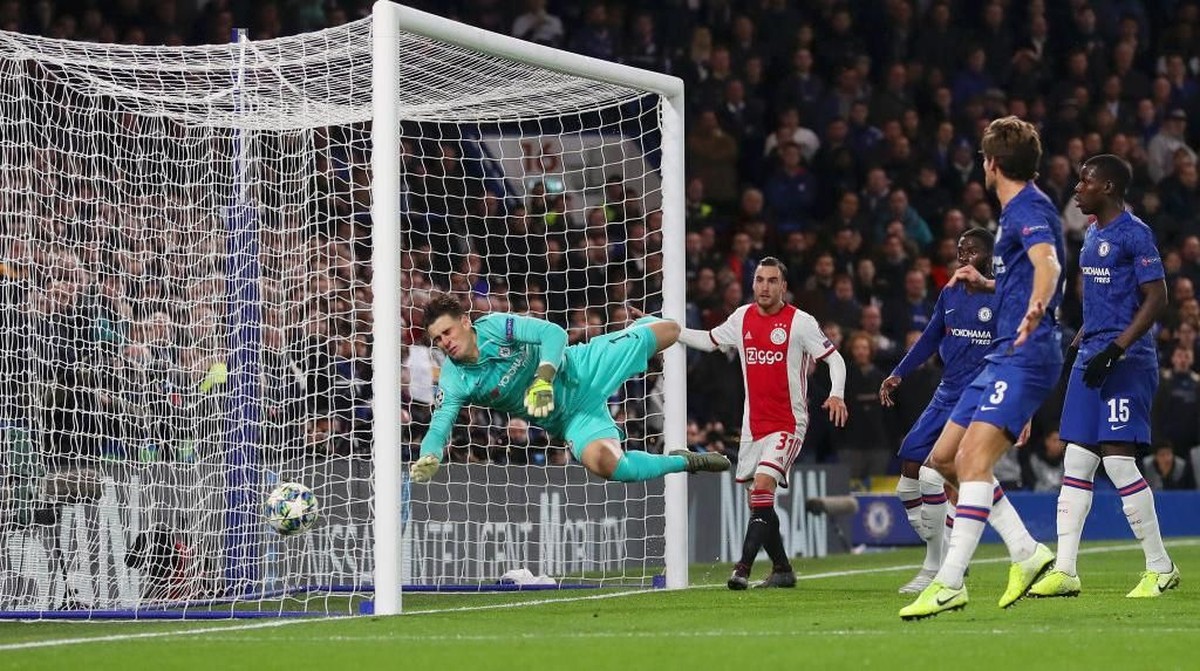 Kepa Arrizabalaga mencetak gol bunuh diri menggunakan mukanya (Photo by Catherine Ivill/Getty Images)