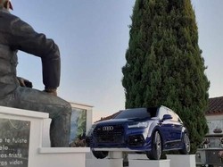 Saat Mobil Audi Jadi Nisan Kuburan