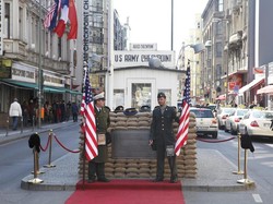 Larangan buat Aksi Tentara Amerika di Spot Foto Populer