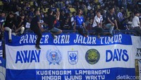 Bobotoh memenuhi tribun Stadion Si Jalak Harupat.
