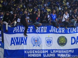 Bobotoh memenuhi tribun Stadion Si Jalak Harupat.