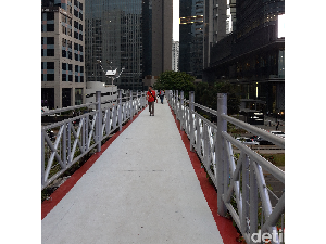 JPO Tanpa Atap di Sudirman Kini Dicat Merah Putih