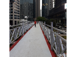 JPO Tanpa Atap di Sudirman Kini Dicat Merah Putih