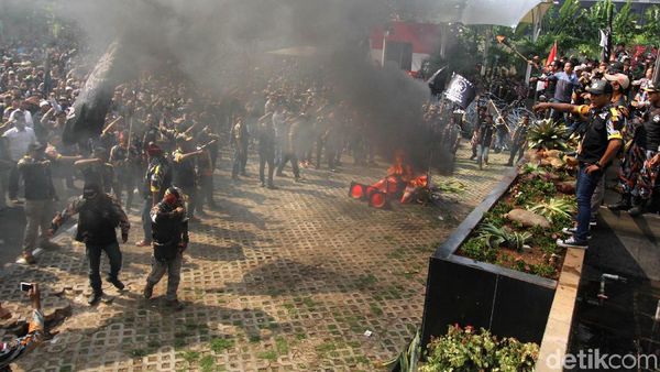 Potret Ricuh Massa Ormas di Depan KPK