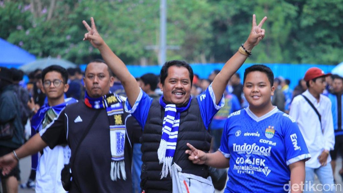 Bobotoh menyambut kembalinya Persib Bandung ke Stadion Si Jalak Harupat. (Foto: Wisma Putra/detikSport)