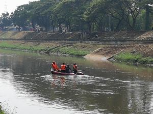 Pencarian Bocah Hanyut di Kali Cipinang Berlanjut, Petugas Sisir KBT Pencarian Bocah Hanyut di Kali Cipinang Berlanjut, Petugas Sisir KBT