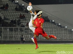 Pemain Timor Leste Nelson Pinto melakukan pelanggaran berat terhadap Amiruddin Bagus Kahfi.