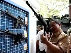 Kunjungi Pindad, Menhan Prabowo Pegang Senjata-Jajal Rantis Komodo