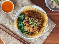 Pakai Mangkuk Pangsit, Mie Ayam Unik Tersedia di 5 Tempat Ini