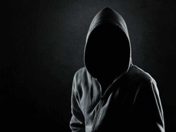 Seram! Orang Ini Makan dan Hidup di Atap Rumah hingga Mati