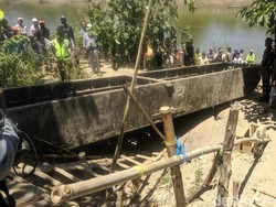 Pengangkatan Perahu Baja dari Bengawan Solo Ditarik Pakai Mobil