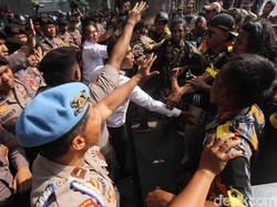 Demo di Depan KPK Ricuh, Massa dan Polisi Saling Dorong!