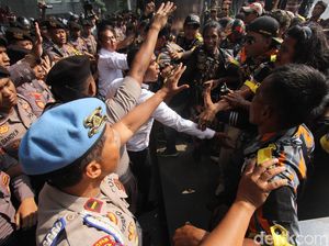 Demo di Depan KPK Ricuh, Massa dan Polisi Saling Dorong! Demo di Depan KPK Ricuh, Massa dan Polisi Saling Dorong!