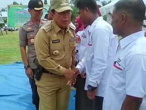 Heboh Foto Bupati Rohul Riau Bawa Pistol di Pinggang Saat Upacara
