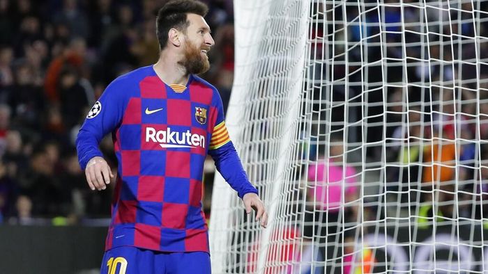 Lionel Messi dikritik karena membuang peluang akibat tidak mengoper bola ke Antoine Griezmann di laga Barcelona vs Slavia Praha. (Foto: Emilio Morenatti/AP Photo) Lionel Messi dikritik karena membuang peluang akibat tidak mengoper bola ke Antoine Griezmann di laga Barcelona vs Slavia Praha. (Foto: Emilio Morenatti/AP Photo)