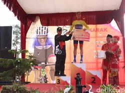 Carcueva Juarai Etape V Tour de Singkarak, Agung Shabana Finis Ketiga