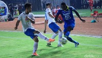 Gol pertama Persib dicetak oleh Ezechiel. 