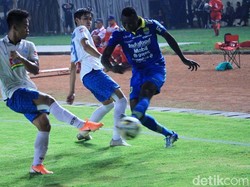 Gol pertama Persib dicetak oleh Ezechiel. 