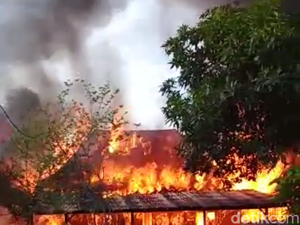 Api Lalap Habis Dua Rumah di Mojokerto, Uang Rp 16 Juta Turut Terbakar Api Lalap Habis Dua Rumah di Mojokerto, Uang Rp 16 Juta Turut Terbakar