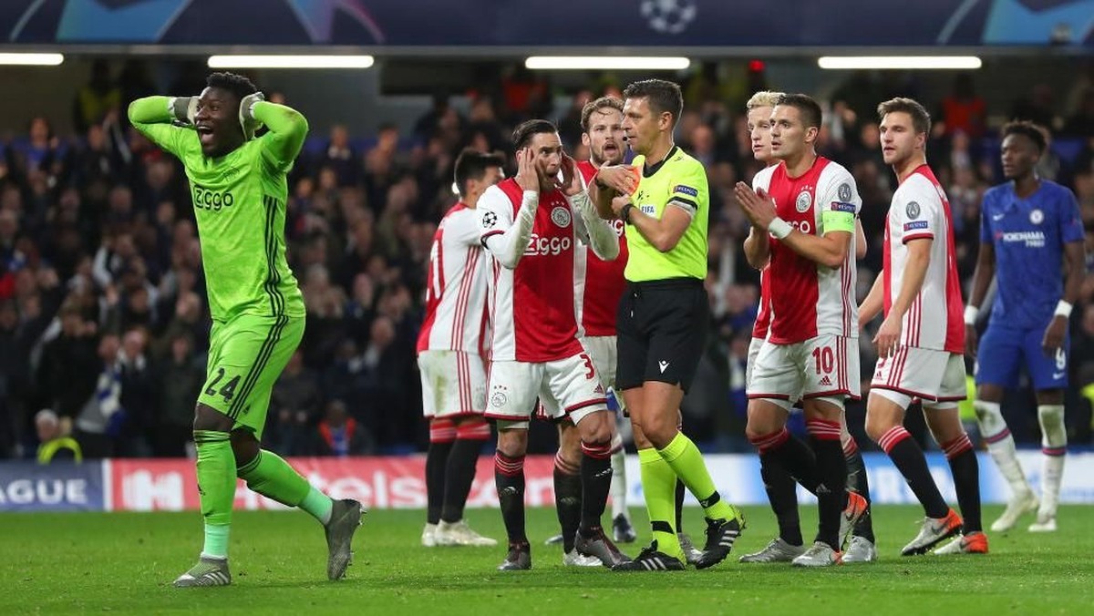 Para pemain Ajax Amsterdam memperotes keputusan wasit yang memberi kartu merah untuk Joel Veltman (Foto: Catherine Ivill/Getty Images)
