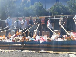 Kejari Bandung Bakar 16 Kg Ganja dan Musnahkan 2,6 Sabu Sitaan