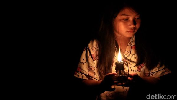 Lilin Temani Aktivitas Warga di Perbatasan Indonesia Kala Malam Tiba