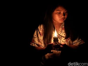 Lilin Temani Aktivitas Warga di Perbatasan Indonesia Kala Malam Tiba