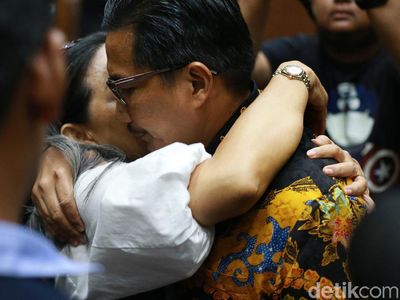 Dituntut 7 Tahun Penjara, Bowo Sidik Dipeluk Keluarga