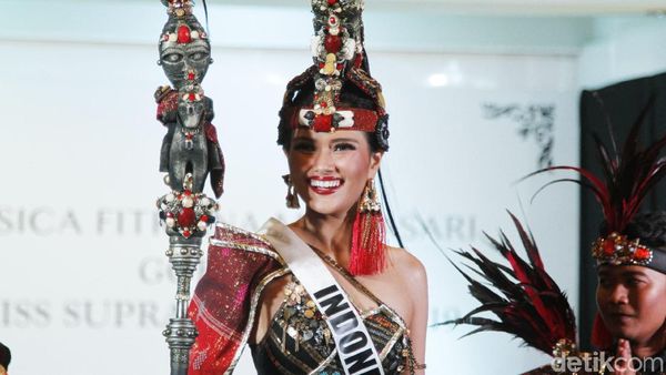 Gaya Puteri Indonesia Pariwisata 2019 Pakai Baju Adat Batak, Boru ni Raja