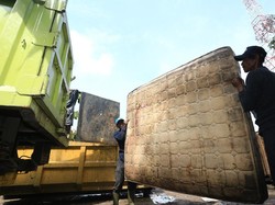 Hujan Pertama Bandung, Wawali: Sampah di Sungai Luar Biasa, Ada Kasur