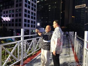 Datangi JPO Tanpa Atap di Sudirman, Anies Diajak Selfie Pejalan Kaki