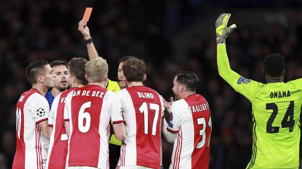 Referee Gianluca Rocchi shows a red card to Ajax's Joel Veltman during the Champions League, group H, soccer match between Chelsea and Ajax, at Stamford Bridge in London, Tuesday, Nov. 5, 2019. (AP Photo/Ian Walton)