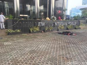 Massa Demo Depan KPK Bubar, Tinggalkan Sampah dan Rusak Logo Massa Demo Depan KPK Bubar, Tinggalkan Sampah dan Rusak Logo