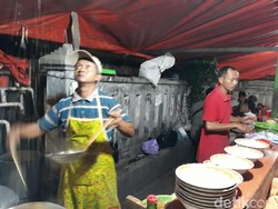 Seru! Mie Ayam Terbang Ini Dilempar-lempar Sebelum Disajikan
