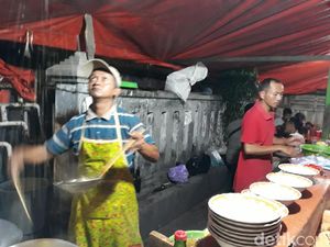 Seru! Mie Ayam Terbang Ini Dilempar-lempar Sebelum Disajikan Seru! Mie Ayam Terbang Ini Dilempar-lempar Sebelum Disajikan