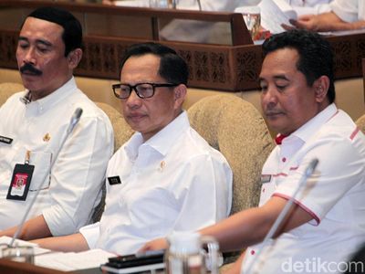 Mendagri Tito Raker Perdana Bersama Komisi II DPR