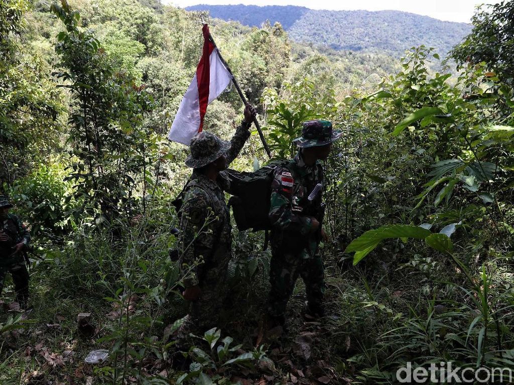 Patroli Bersama Tentara RI dan Malaysia Tembus Hutan Perbatasan Patroli Bersama Tentara RI dan Malaysia Tembus Hutan Perbatasan