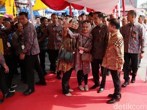 Momen Jokowi Foto Bareng Warga Saat Hadiri Pameran Konstruksi