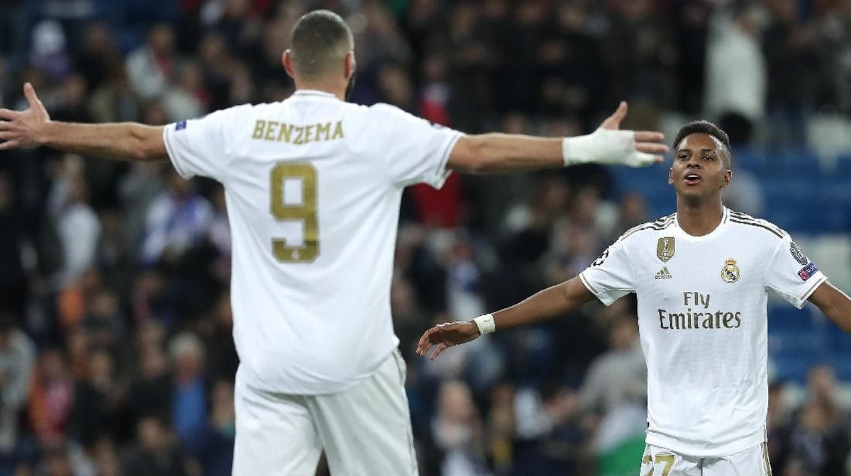 Karim Benzema puji Rodrygo. (Gonzalo Arroyo Moreno/Getty Images)