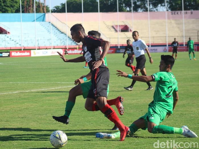 Persipura Jayapura tumbang 1-3 dari Bhayanglara FC di Liga 1. (Foto: Suparno/detikcom) Persipura Jayapura tumbang 1-3 dari Bhayanglara FC di Liga 1. (Foto: Suparno/detikcom)