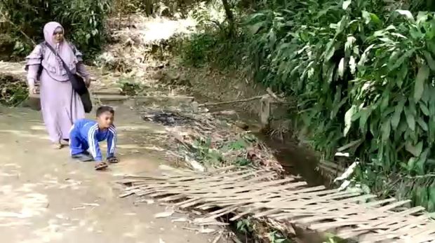 Pernah Disorot Jokowi, Bocah Adul Masih Merangkak Menuju Sekolah