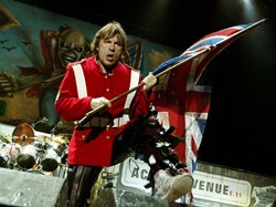 Jika Cerai, Vokalis Iron Maiden Harus Relakan Rp 800 M Buat Istri