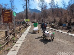 Pendakian Ijen Dibuka Berkah Bagi Penambang Belerang dan Pelaku Wisata