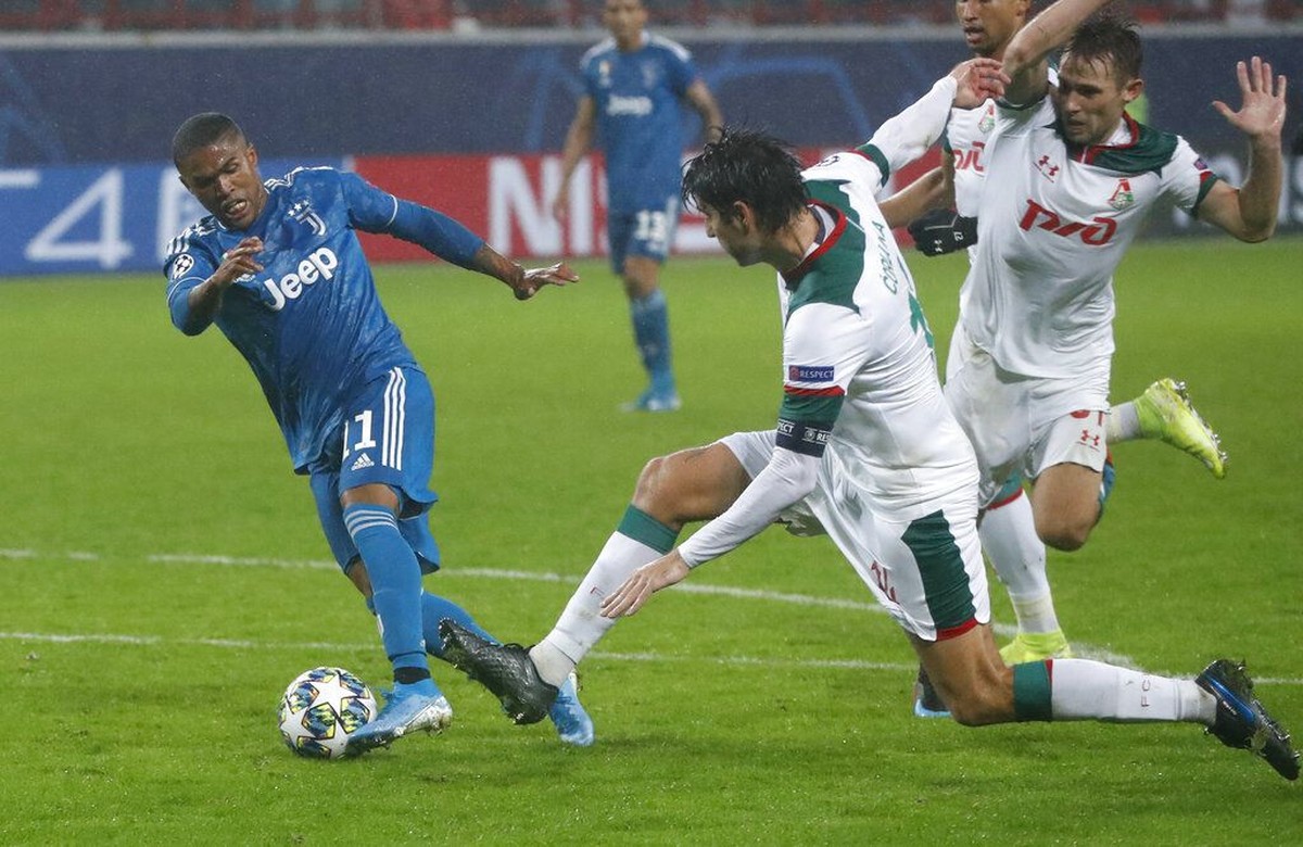 Douglas Costa menentukan kemenangan Juventus atas Lokomotiv Moskow 2-1. (Foto: Pavel Golovkin / AP Photo)