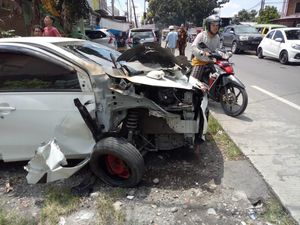 Oleng Disundul Mobil, Truk Hantam Becak Motor di Binjai
