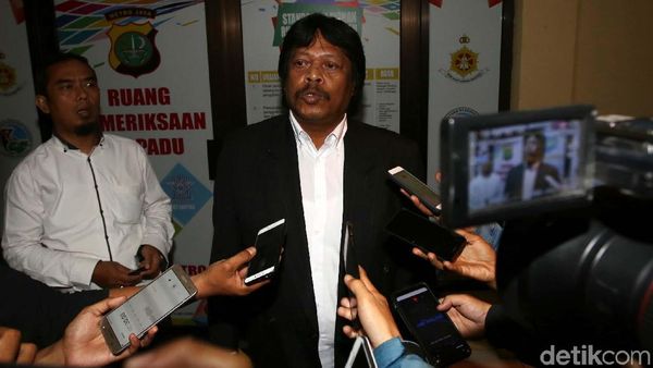 Diperiksa 8 Jam, Kepala Bapenda Bekasi Kabur dari Wartawan