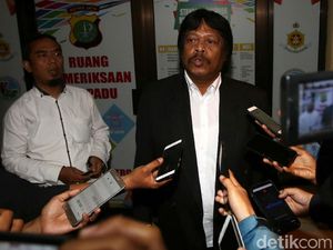 Diperiksa 8 Jam, Kepala Bapenda Bekasi Kabur dari Wartawan Diperiksa 8 Jam, Kepala Bapenda Bekasi Kabur dari Wartawan