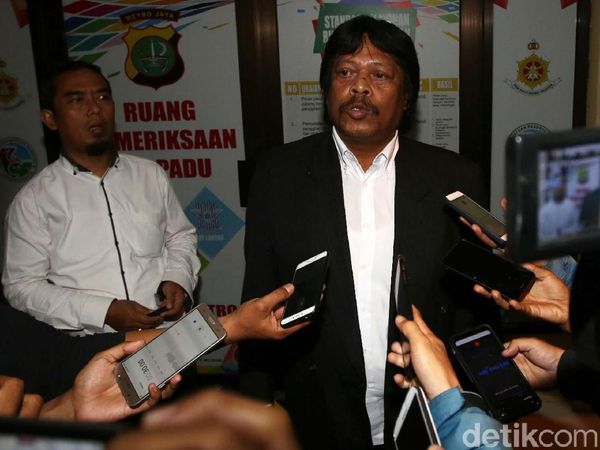 Diperiksa 8 Jam, Kepala Bapenda Bekasi Kabur dari Wartawan